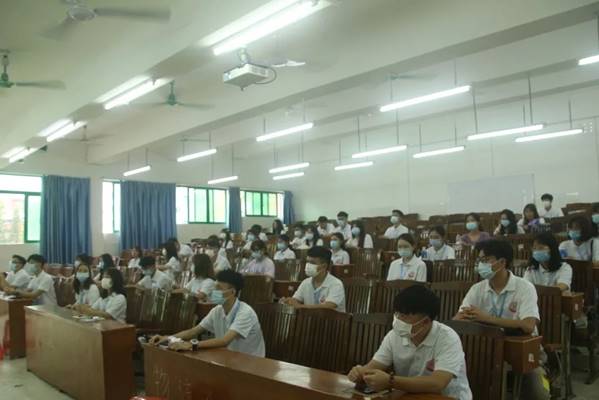 圖片包含 室內(nèi), 天花板, 桌子, 人
描述已自動生成